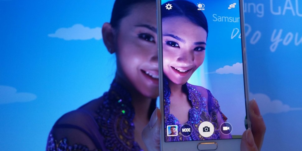 Frau mit Smartphone von Samsung