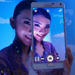Frau mit Smartphone von Samsung