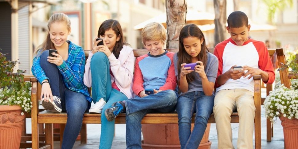 Kinder mit Smartphones