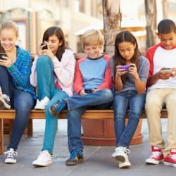 Kinder mit Smartphones