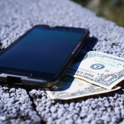 Smartphone mit Geldscheinen