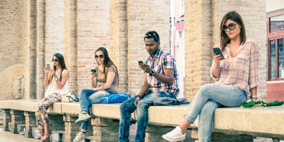 Studenten mit Smartphones