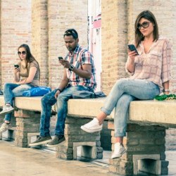 Studenten mit Smartphones