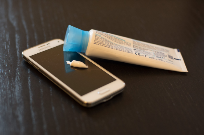 Mit Zahnpasta und Backpulver Handy-Display Kratzer entfernen
